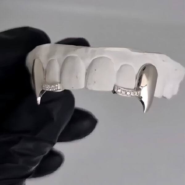 Symmetrical fangs, braces - Image 2