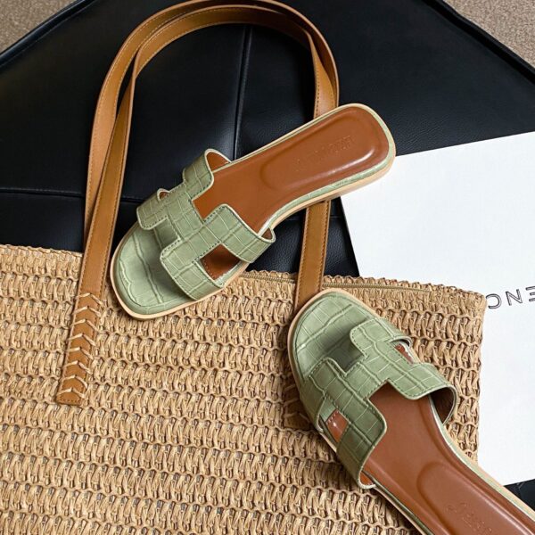 Fashion slippers for women