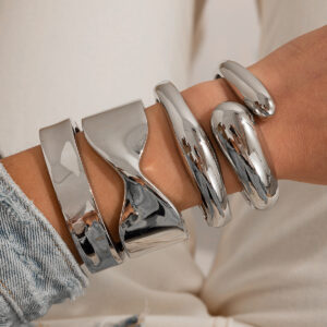 Metallic glossy water drop hug bracelet