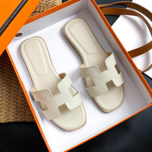 Slippers for women to wear 2025 new spring and summer fashion versatile flat bottom flip-flops beach travel sandals palm print