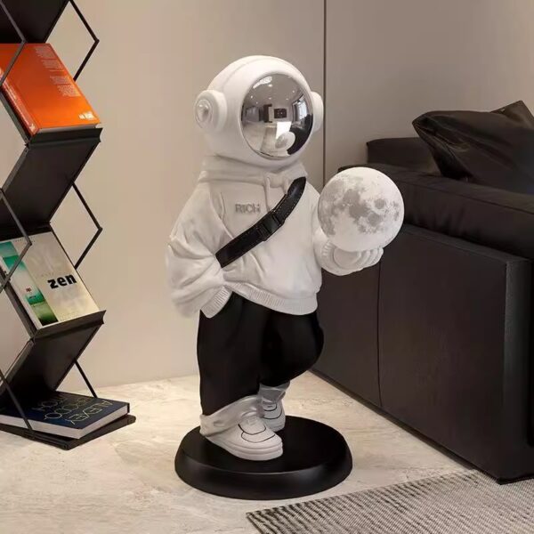 Creative large-scale luxury astronaut floor ornament - Image 4